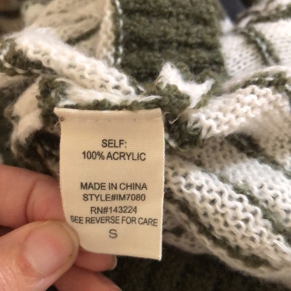 Beautiful fall sweater - airy not too thick. More of a crop style . - Picture 3 of 4